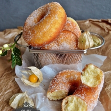 ricas rosquillas de anís típicas carnaval, masa frita esponjosa,parecen donuts.