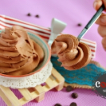crema de chocolate ideal para relleno y decoración de nuestros postres.chocolate,nata y azúcar.